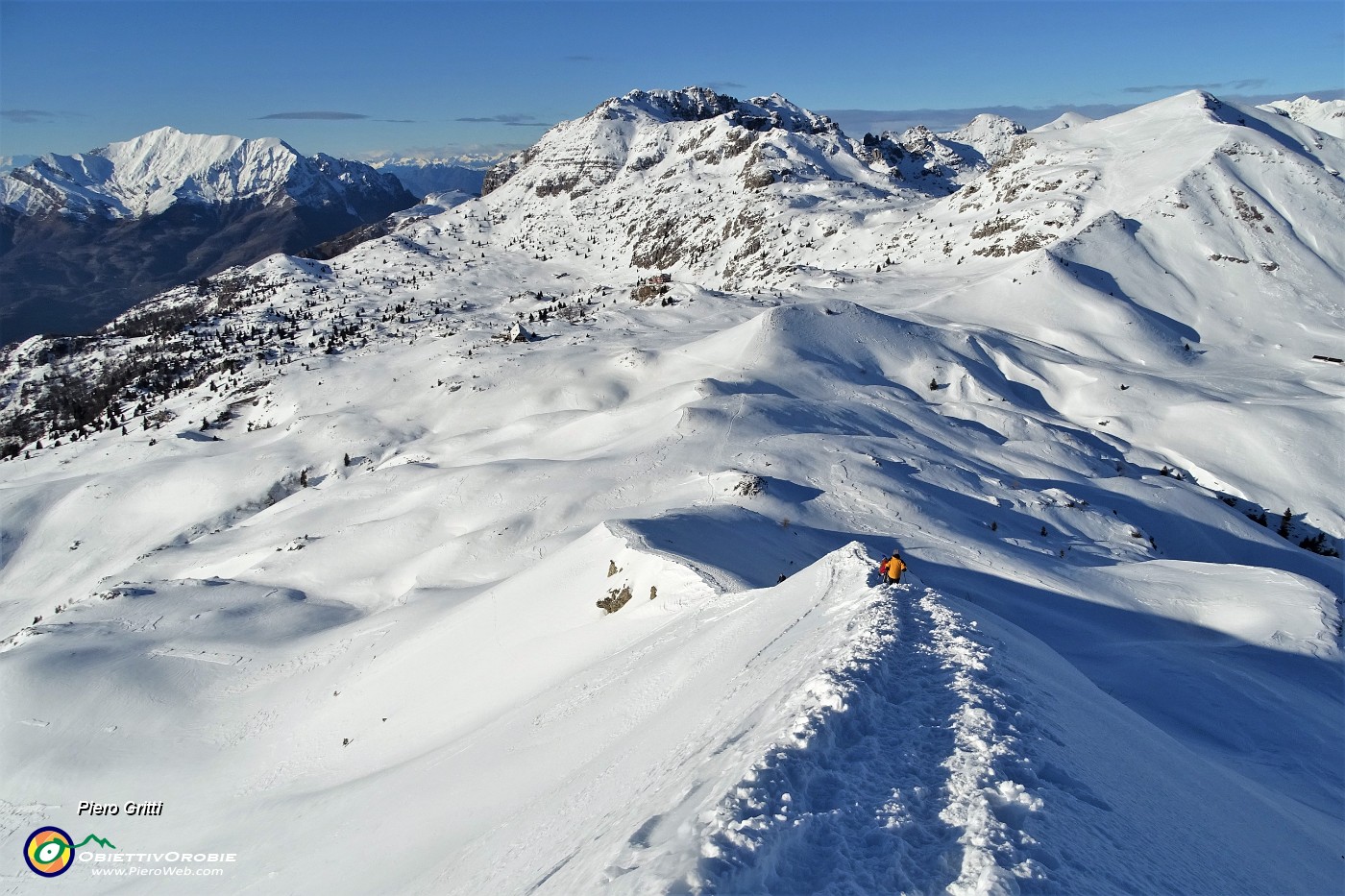 51 Bellissimi panorami scendendo dalla cresta nord-ovest del Sodadura.JPG